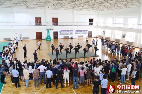 巡特警支隊(duì)組織開展向人民報告暨警營開放日活動519.png