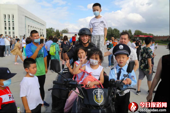 巡特警支隊(duì)組織開展向人民報告暨警營開放日活動689.png