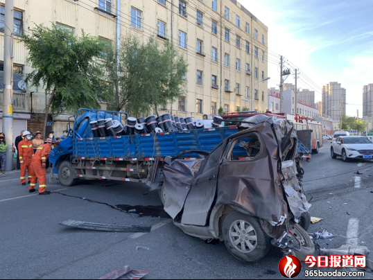 男子被困駕駛室 消防指戰(zhàn)員成功處置4車(chē)連撞事故(1)280.png